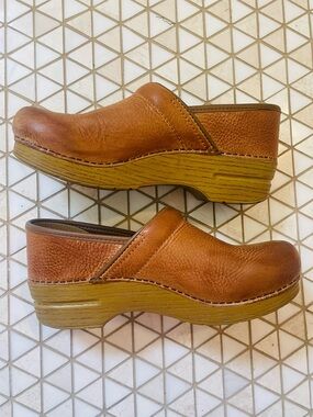 Dansko Professional Leather Clogs Size 39 Caramel/Honey Brown